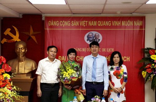 Phó Bí thư thường trực Đảng ủy TCDL Ngô Hoài Chung chúc mừng Ban Chấp hành Chi bộ Tạp chí Du lịch nhiệm kỳ 2017 - 2020  tại Đại hội 